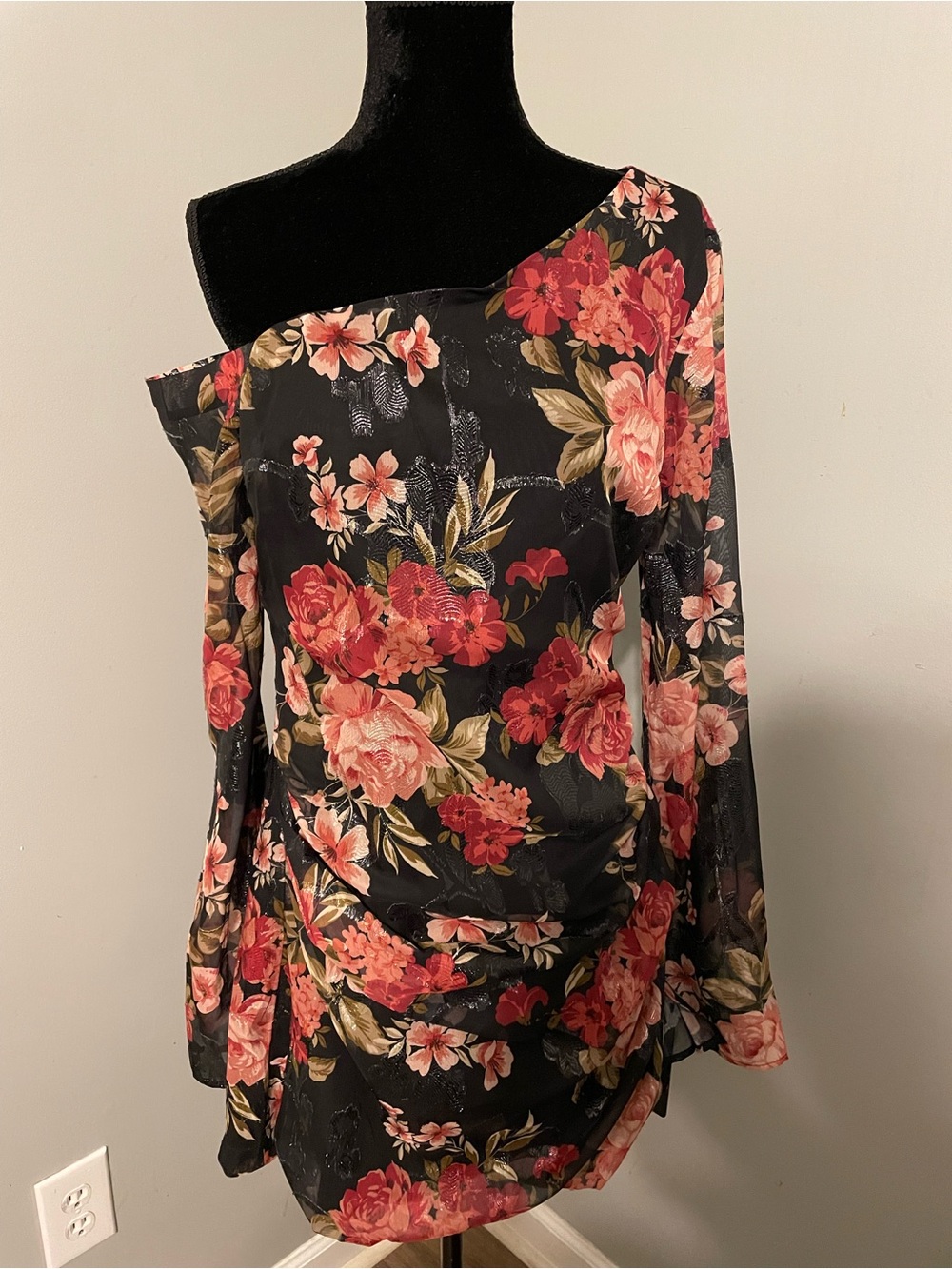 NWT Lulu's Aviora Black Floral Asymmetric Long Sleeve mini dress